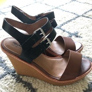 Two tone wedges